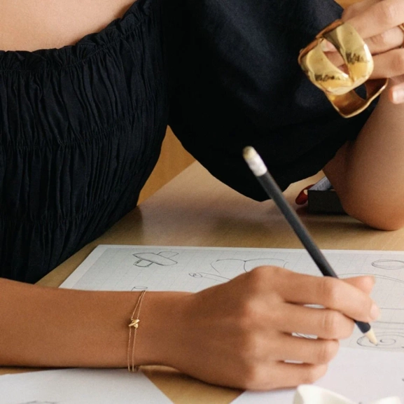 Armband i 14K guldplätering med dubbla kedjor och ett elegant X-motiv