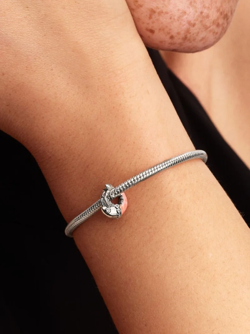 Berlocken Räka från Pandora är en sann skatt med klar kubisk zirkonia och rosa emalj. Unik charm med handapplicerad emalj och steninfattade detaljer. Elegans och personlighet till din stil.