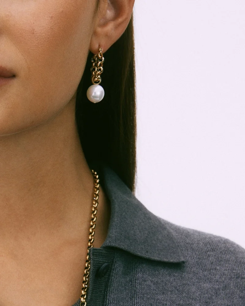 Lexie Hoops Gold från Edblad med 14K guldplätering och avtagbar pärlemorpärla