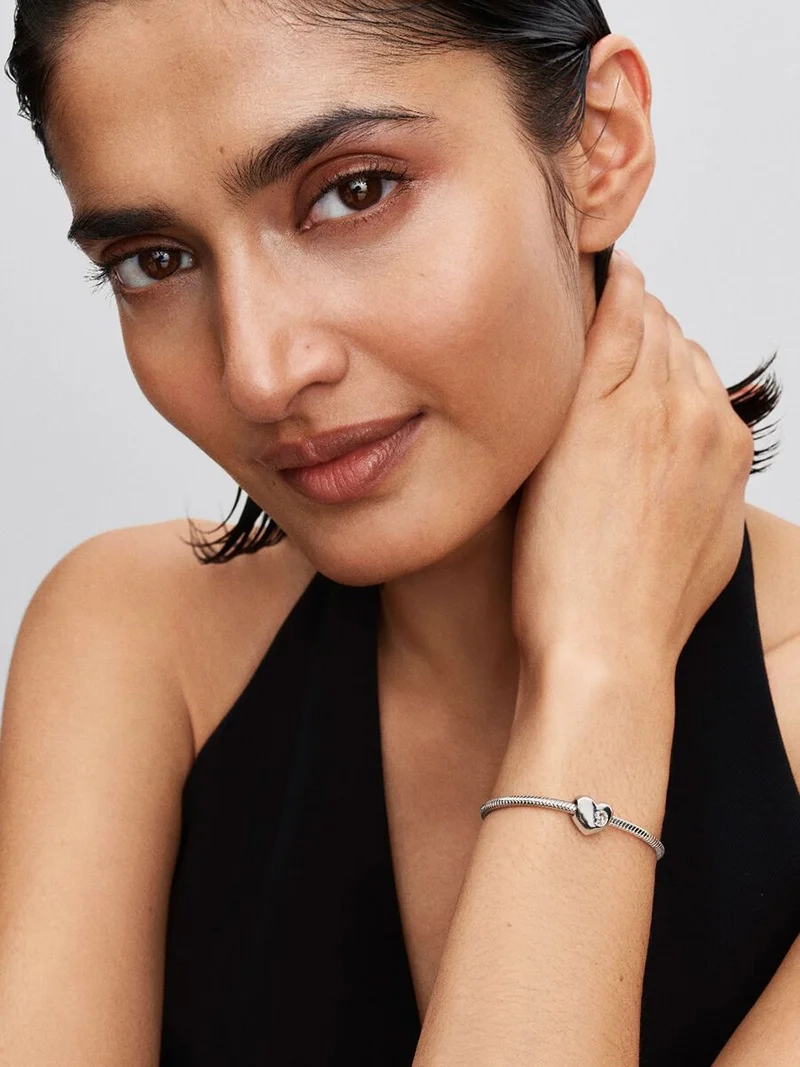 April Hjärtberlock med gnistrande klar kristall står för renhet och klarhet