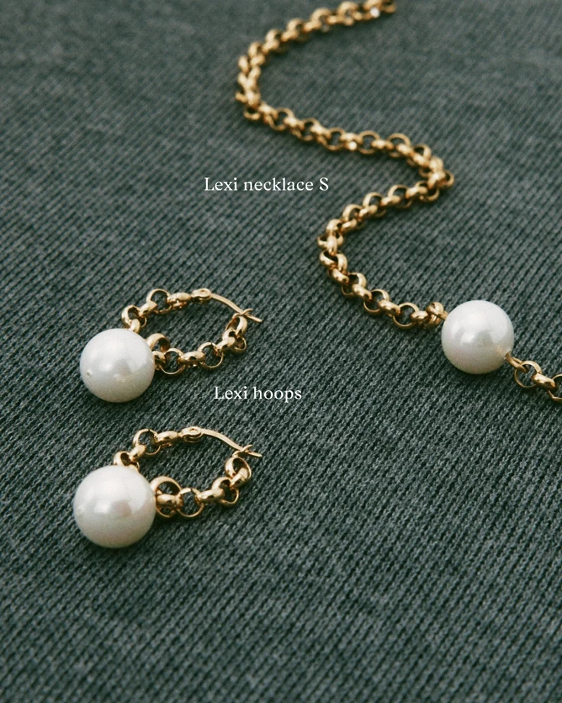 erbjuder två stilar i ett smycke. Diameter 20 mm