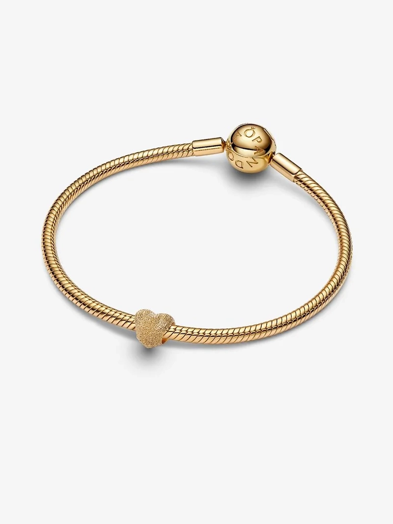 Berlockset Mini Hjärta & Mini Fjäril Guld från Pandora Moments ger glittrande effekt till ditt berlockarmband med strukturerad yta på hjärtat och fjärilen.