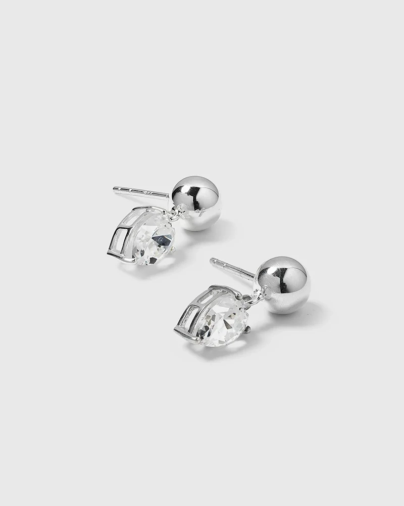 Katie Earrings Silver från Syster P med droppformat hänge och gnistrande kubisk zirkon