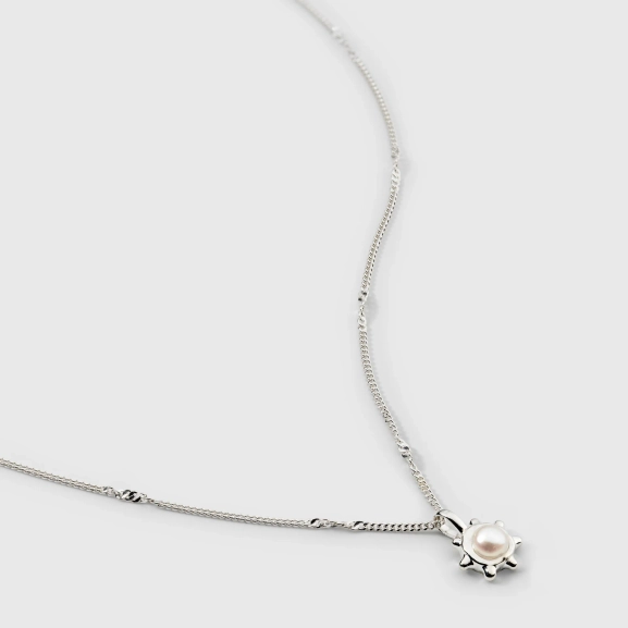 blütenförmigem Anhänger und Süßwasserperle.