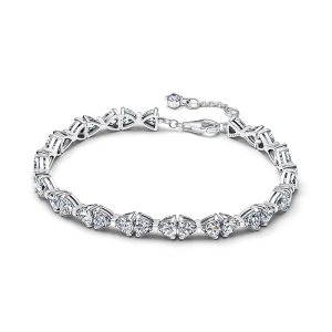 Das Pandora Timeless Rosette Tennisarmband aus glänzendem Sterlingsilber mit funkelnden Zirkonia symbolisiert eine starke und schöne Verbindung und ist perfekt