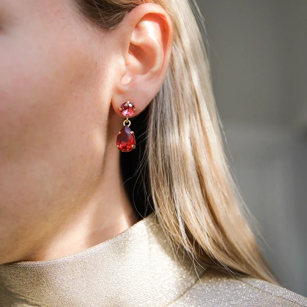 Mini Drop Earrings Gold Mulberry Red - Caroline Svedbom - Snabb frakt & paketinslagning - Nordic Spectra