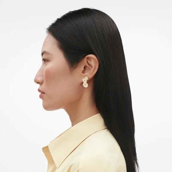 SS25_ECOM_ON-MODEL_DAISY_3_FLOWER_LAYERED_EARRING_20001665