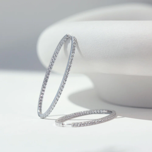 Ellisse Grande Örhängen i silver med gnistrande Cubic Zirconia-stenar från Sif Jakobs