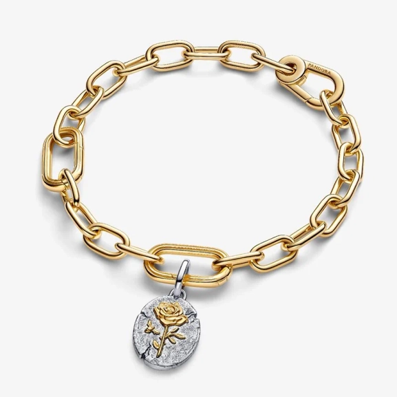 Medaljong Ros Berlock Silver & Guld. En påminnelse om din resa och styrka. Skönhet blomstrar även bland taggarna. Ljus och skönhet i tuffa stunder.