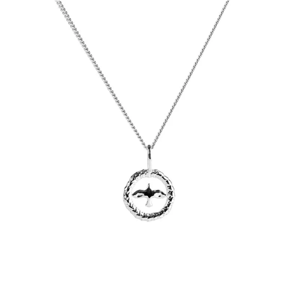Wreath Dove Necklace Silver: Ett elegant halsband i silver med en duva inuti en krans