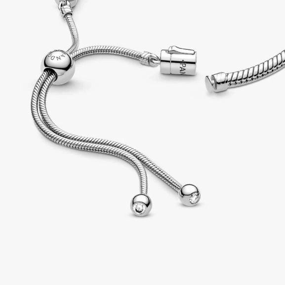 Pandora Moments Sliding Ormkedjearmband i sterlingsilver med gnistrande cubic zirconia-stenar och justerbart lås.