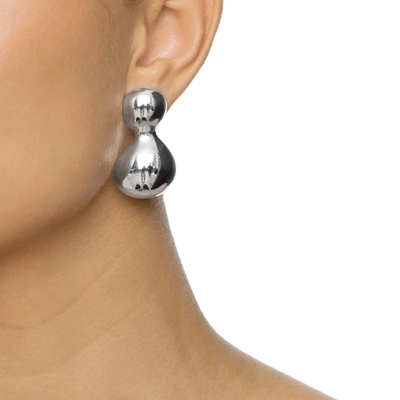 ett silversmycke med mjuka