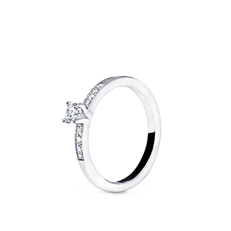 Nordic Spectra – Sofia Solitärring med sidostenar 0,28 ct Vitguld