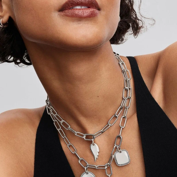 Kvadratiskt hängsmycke med gnistrande stenar i sterlingsilver från Pandora Moments.