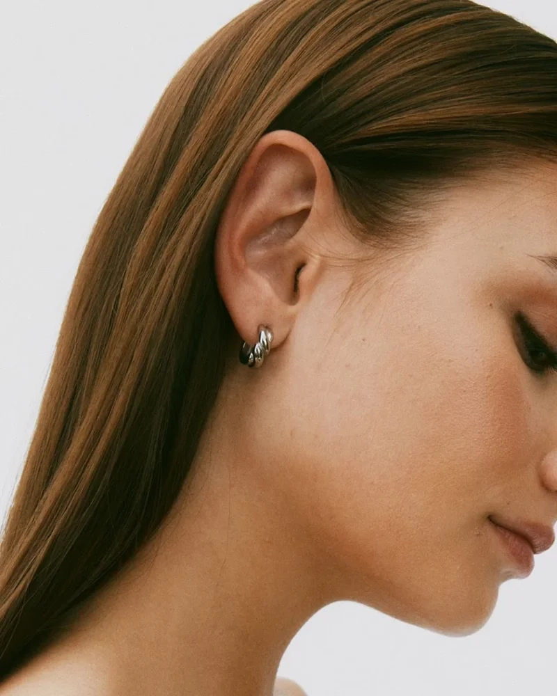 skulpturala örhängen i polerat rostfritt stål från Edblad