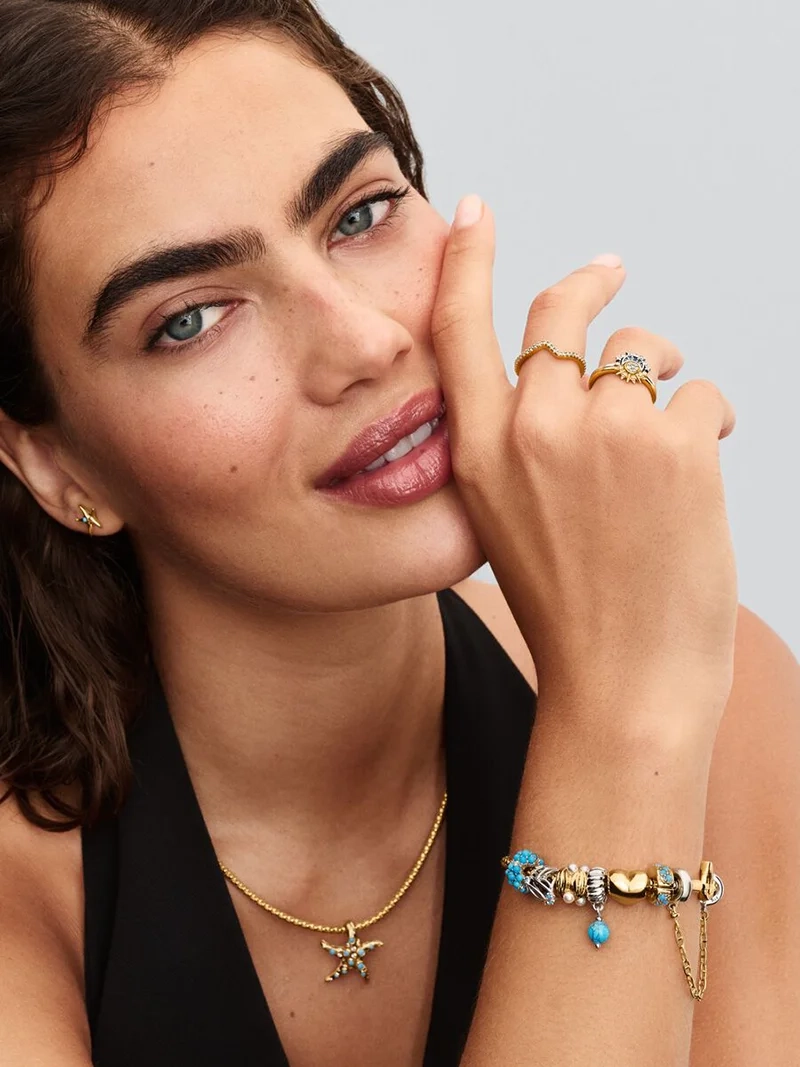 Sjöstjärna Stiftörhängen Guld. Förhöj din stil med dessa eleganta örhängen från Pandora. Tillverkade med omsorg och kärlek