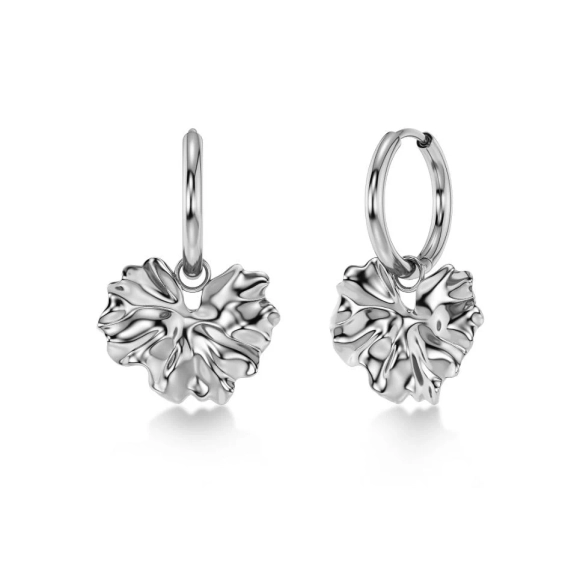 Hoops i polerat rostfritt stål med avtagbar charm som liknar ett stiliserat blomblad från Edblads Gerana-serie.