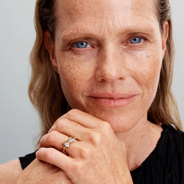 Ring med Glittrande Rosett & Korsat Band Guld - PANDORA - 1-2 dagar leverans - Gratis paketinslagning