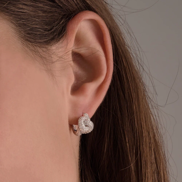 Imperia Creolo Örhängen i silver med gnistrande Cubic Zirconia-stenar från Sif Jakobs