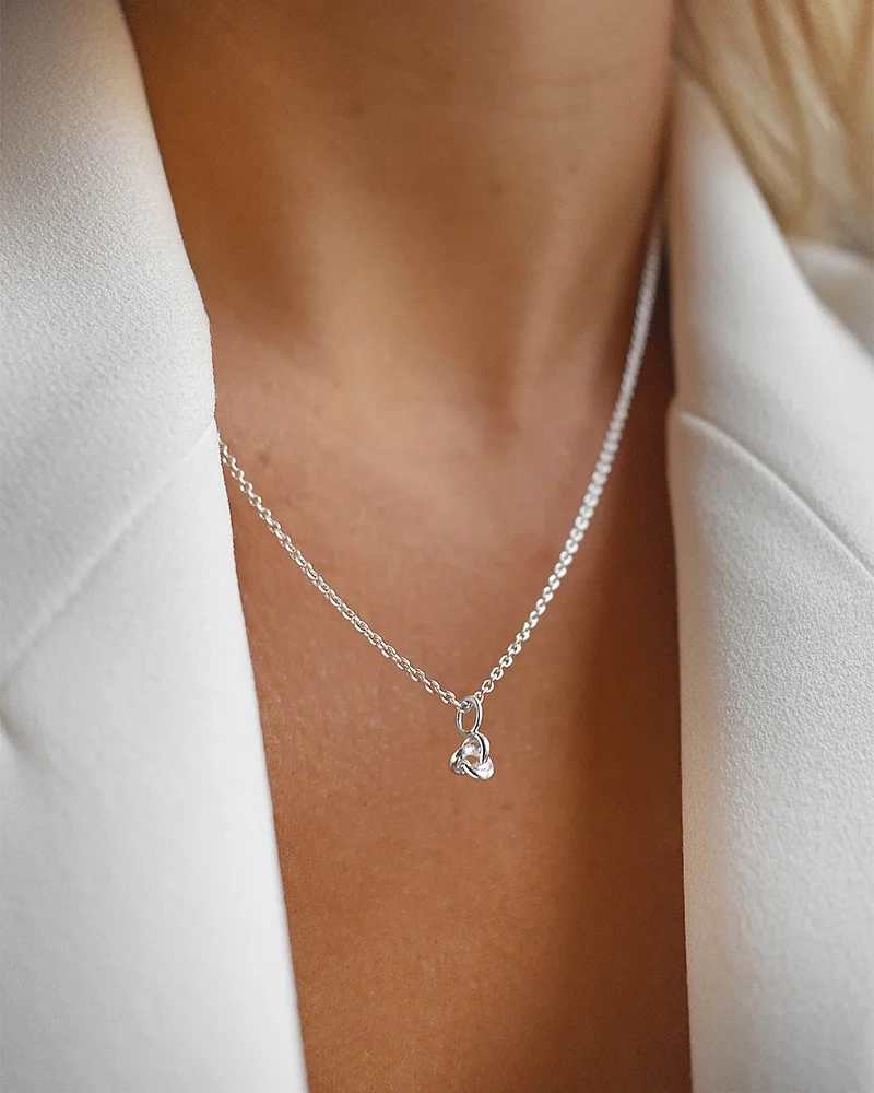einem eleganten Charm aus recyceltem Silber von Drakenberg Sjölin