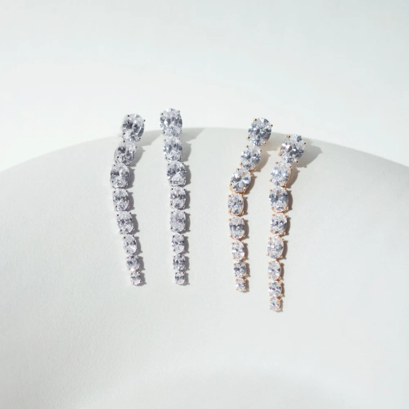 Ellisse Lungo Otto Örhängen i silver med gnistrande Cubic Zirconia-stenar från Sif Jakobs Ellisse-kollektion.