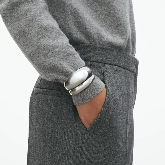 AW25_ECOM_ON-MODEL_CURVE_MEDIUM_BANGLE_20000026