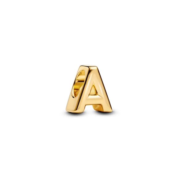 Eleganter Buchstaben-Charm aus 14 Karat vergoldetem Metall von Pandora Moments. Verleihen Sie mit diesem Pandora A-Charm eine stilvolle Aura und bringen Sie Ihre Individualität auf diskrete und raffinierte Weise zum Ausdruck.
