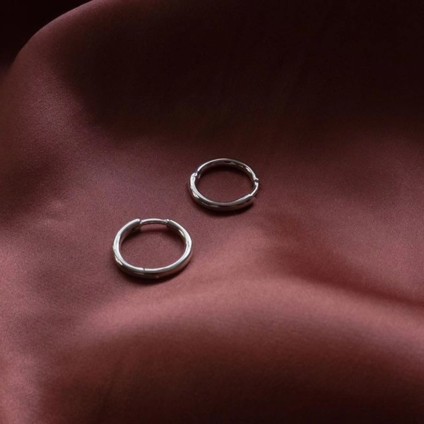 Letters Round Ear Silver -CU Jewellery - Snabb frakt & paketinslagning - Nordicspectra.se