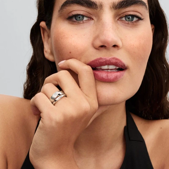 Elegant tvinnad dubbelring från Pandora Essence kollektionen i vackert sterlingsilver. Perfekt att stapla eller bära ensam för en trendig och stilfull look.