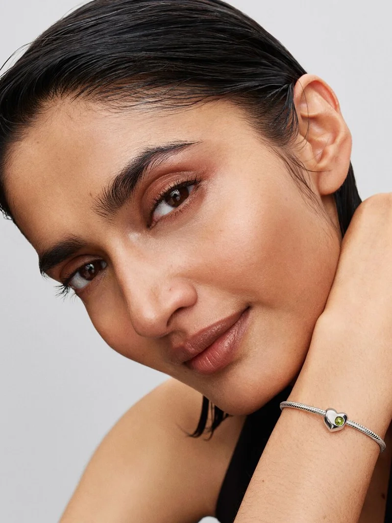 Limegrön kristallhjärtberlock med Cubic Zirconia i silver från Pandora Moments för augusti. Livsglädje och energi i ett uttrycksfullt smycke.