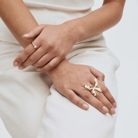 Edblad Butterfly Ring L i 14K guldpläterat stål med en stiliserad fjärilsdesign