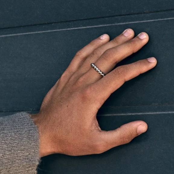 Guldfärgad Twine-ring från Edblad med elegant tvinnad design