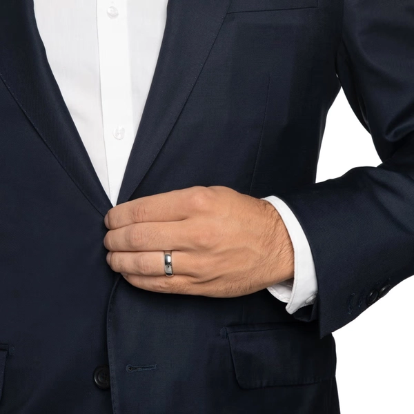 stilren och modern ring från Efva Attlings Wedding Collection.