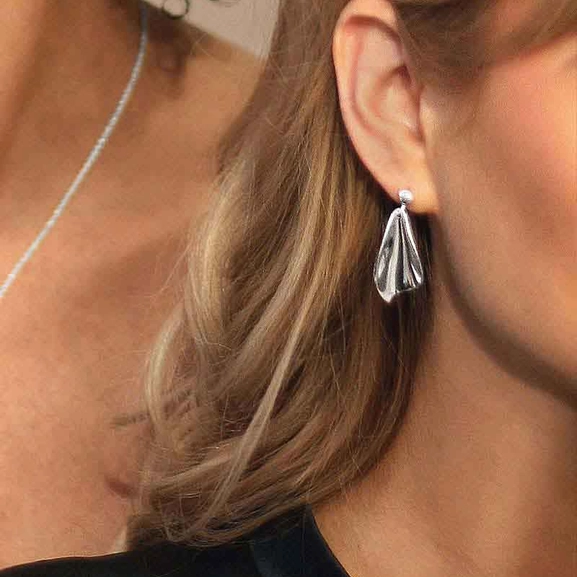 Gardenia Small Earrings - Drakenberg Sjölin Örhängen - Snabb frakt & paketinslagning - Nordicspectra.se