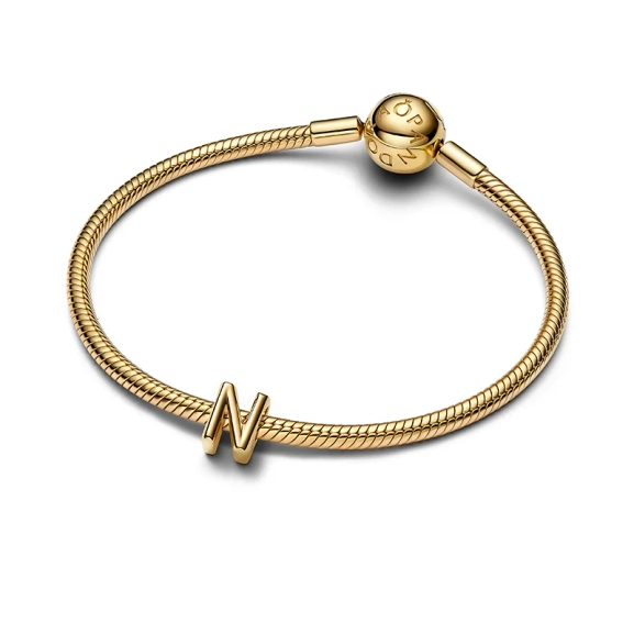 Elegant bokstavsberlock i 14 karat guldpläterad metall från Pandora