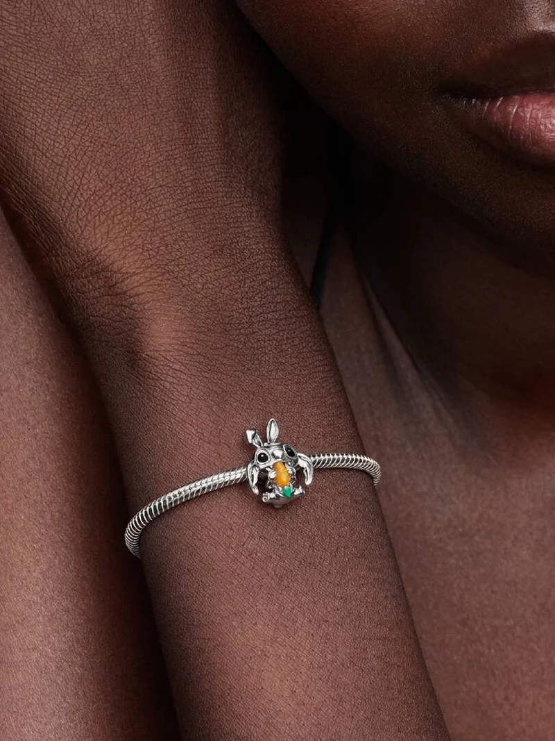 visar Stitch med kaninöron och färgglad morot