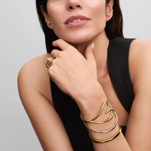 höjd 35 mm och djup 9 mm. Från Pandora Essence kollektionen. Passar perfekt med matchande örhängen och ring.