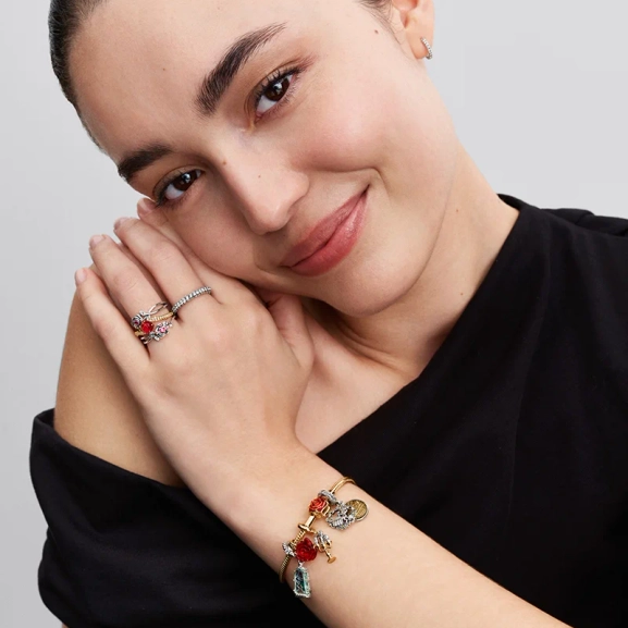 Disney Skönheten & Odjuret Förtrollade Rosen Hängberlock Guld. En hyllning till sann skönhet och kärlek med en röd ros i muranoglas. Mystisk touch till din stil. Vänlighet och kärlek segrar.