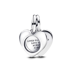 Doppelter Herzanhänger aus Sterlingsilber mit Lupe und liebevoller Gravur. Ein personalisiertes Geschenk aus der Pandora Moments-Kollektion (Artikelnummer 793671C00).