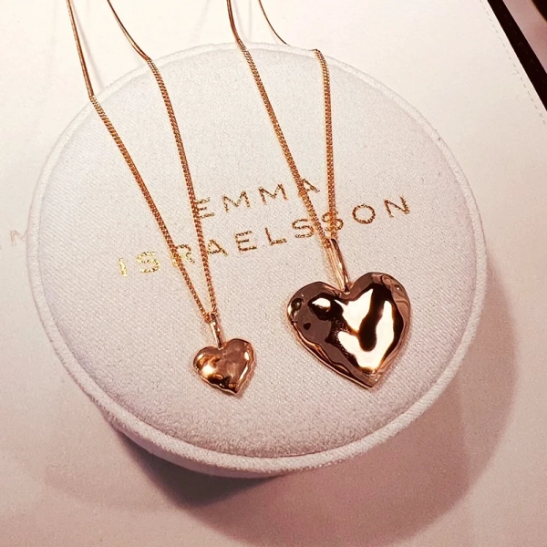 Mini Organic Heart Necklace Gold - Emma Israelsson - Snabb frakt & paketinslagning - Nordic Spectra