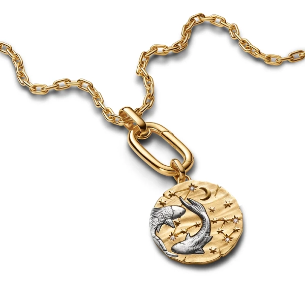 Fiskarna Medaljong från Pandora ME i förgyllt silver med gnistrande stenar och inskriptionen ”MEMENTO SOMNIARE”.