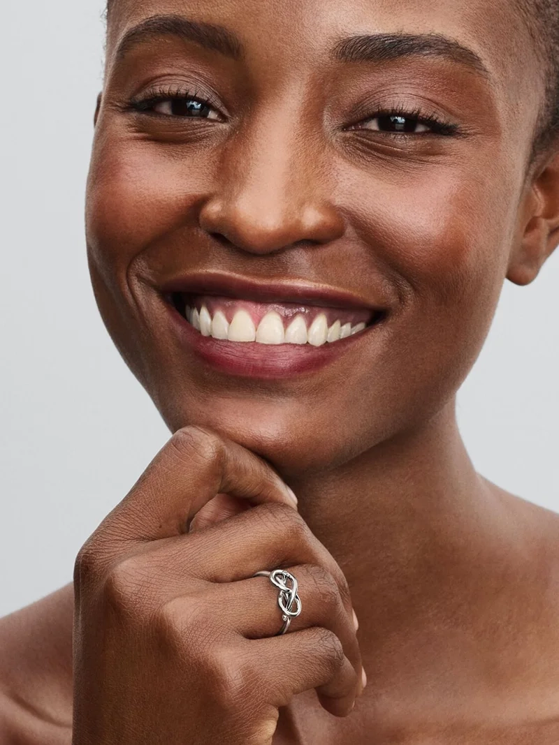 Evighetsknut Ring från Pandora i sterlingsilver med gnistrande stenar. Symbol för evig kärlek och harmoni