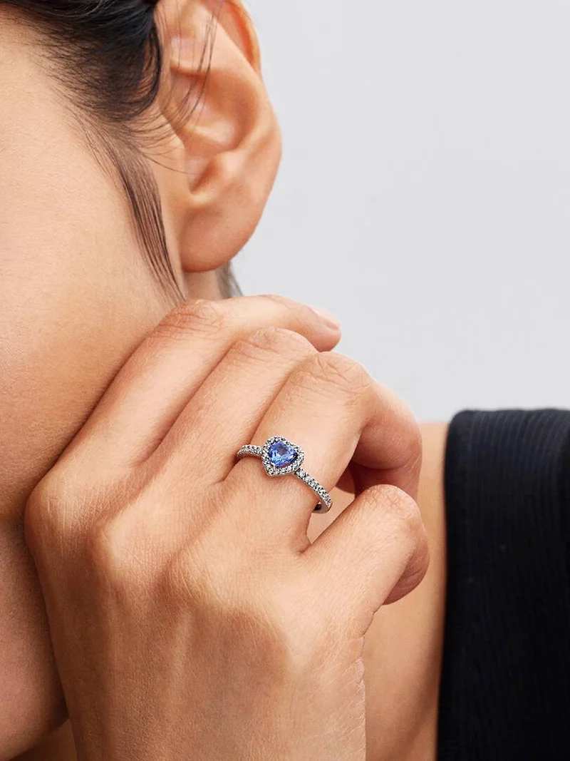 Symbol für Leidenschaft und Stil. Eleganz und Schönheit ziehen bewundernde Blicke auf sich. Lassen Sie Ihre Persönlichkeit mit diesem fantastischen Schmuckdetail erstrahlen.