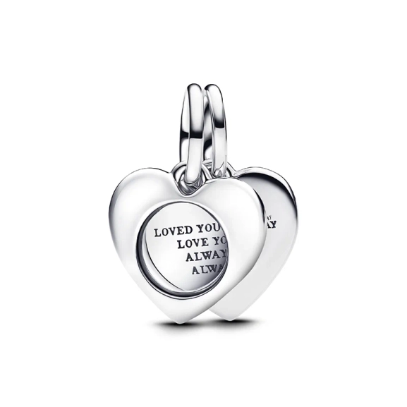 Doppelter Herzanhänger aus Sterlingsilber mit Lupe und liebevoller Gravur. Ein personalisiertes Geschenk aus der Pandora Moments-Kollektion (Artikelnummer 793671C00).