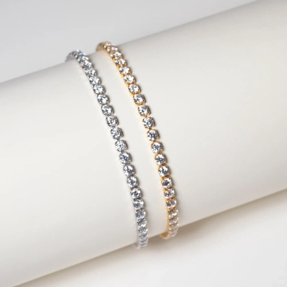 elegant och smalt i 18K guldpläterat silver med gnistrande cubic zirconia-stenar.