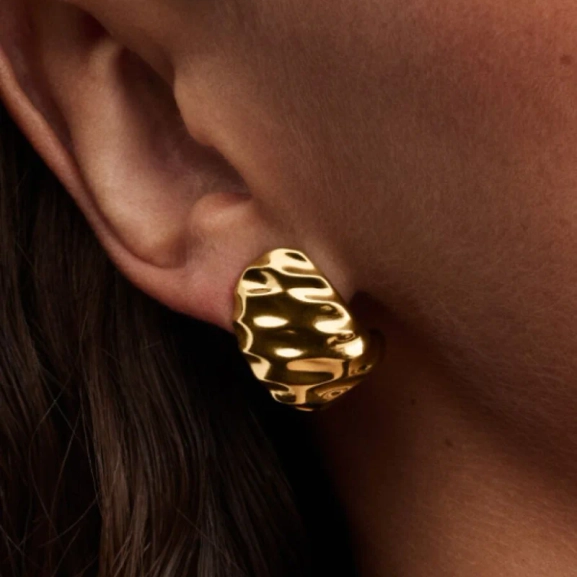 Räfflade Breda Hoops Guld från Pandora Essence - Skapa trendig och personlig stil med dessa vackra örhängen som ger en modern och elegant touch till din outfit.