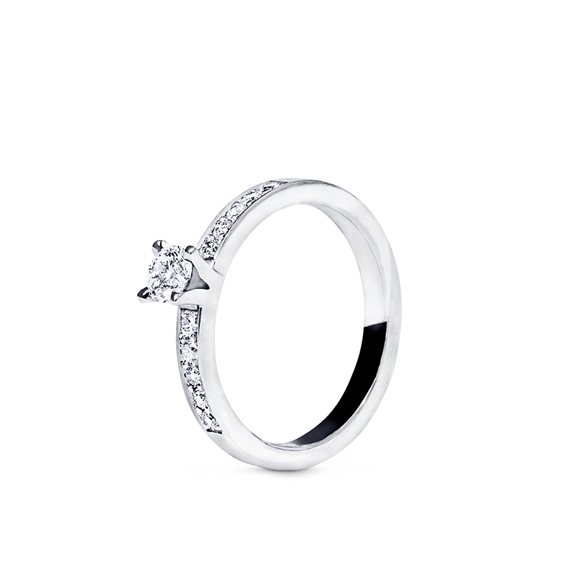 Nordic Spectra – Sofia Solitärring med sidostenar 0,50 ct Vitguld