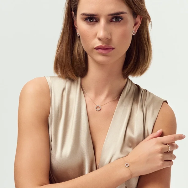 elegant halsband med cirkelformad krans av syntetiska diamanter