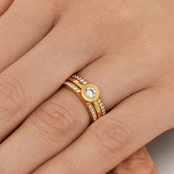 Stars & Signature Thin Ring från Efva Attling i 18K guld med 44 diamanter