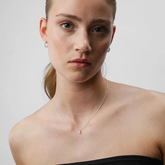 ett elegant halsband i silver med en baguetteslipad kubisk zirkon